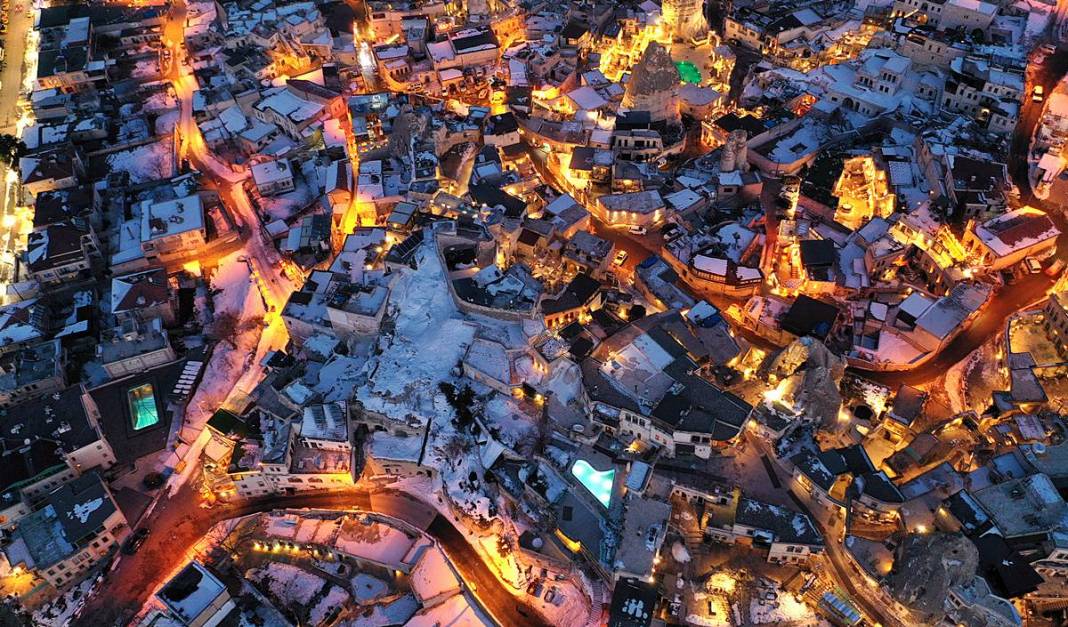 Beyaza bürünen Kapadokya büyüledi! Şehrin ışıkları geceyi aydınlattı 10